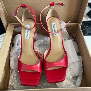 Steve Madden SCORCH RED PLATFORM HEELS SIZE 8 🌹🌹 PREOWNED and NEVER WORN
